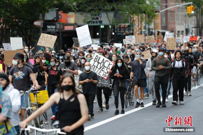 资料图：当地时间6月1日，纽约民众在曼哈顿街道游行抗议警察暴力执法。5月24日，在美国明尼苏达州明尼阿波利斯市，非裔美国人乔治·弗洛伊德因警察在执法过程中涉嫌动作失当而身亡。此事件在全美引发示威浪潮。/p中新社记者 廖攀 摄