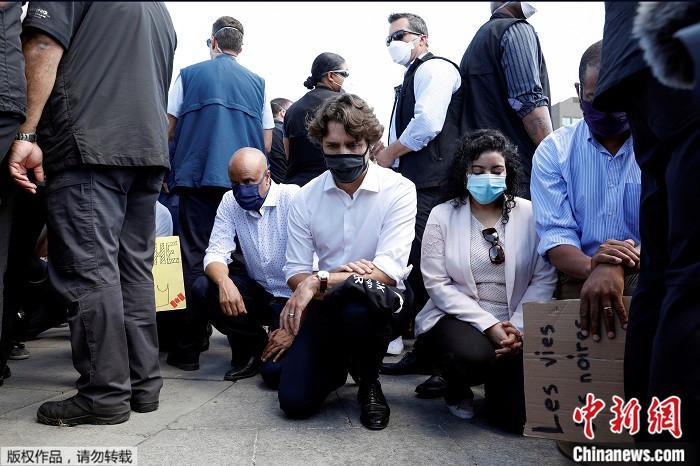 6月5日，加拿大总理特鲁多意外地现身抗议活动，加入现场数以千计的群众一起单膝跪地。